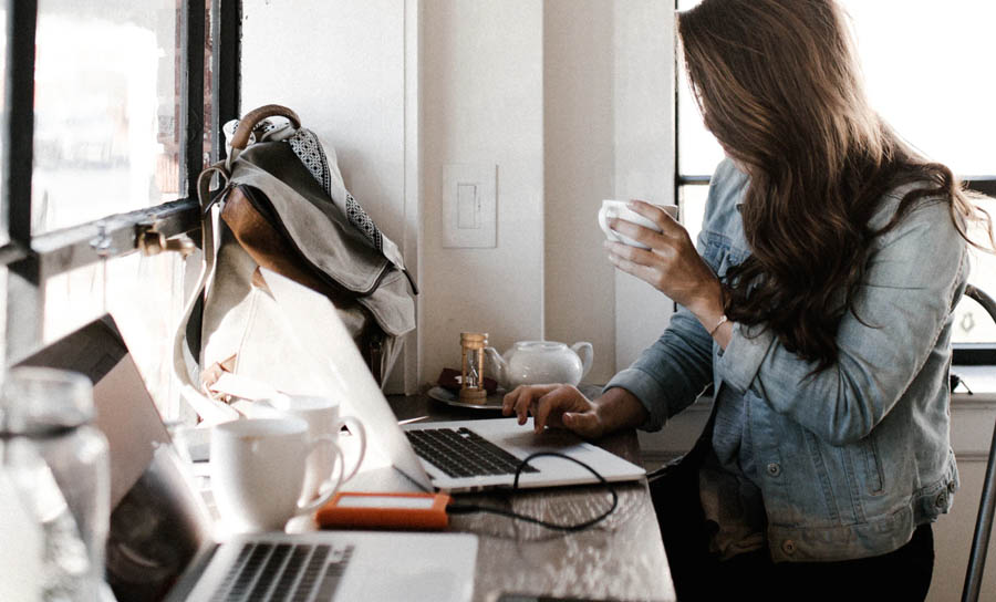 ragazza in smart working